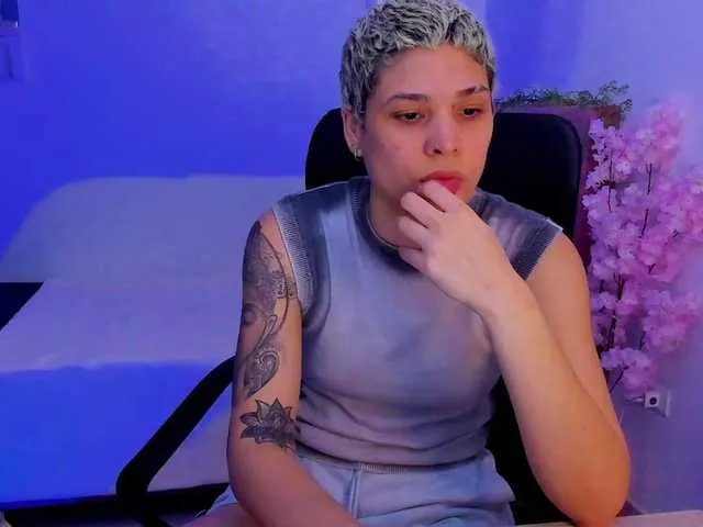 LauraR from BongaCams