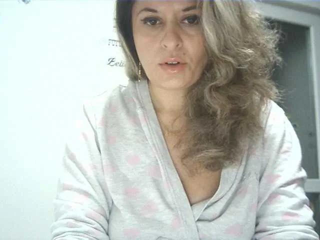 Try sexy camwhore Lionessmom lionessmom from BongaCams