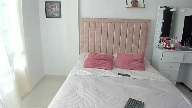 Discover cute camslut EmiilyEvans_ EmiilyEvans_ from StripChat