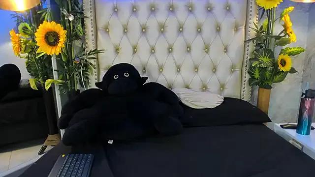 Slutty LittleeJaz wants you to fuck their body now LittleeJaz from StripChat