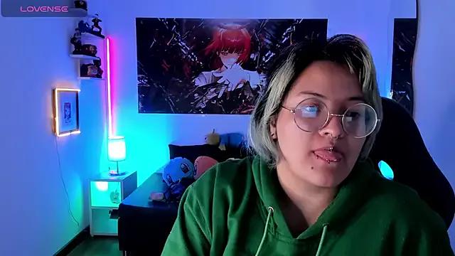 lucky-leah from StripChat