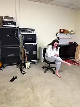 Try TheSpookyRoom, they want to masturbate for you TheSpookyRoom from StripChat